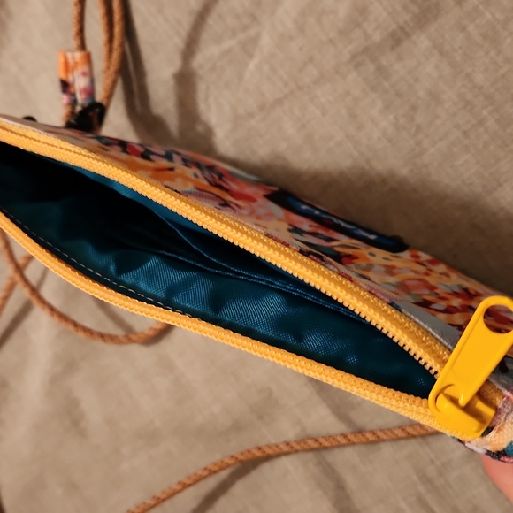 Kavu EUC small crossbody or wristlet purse - Picture 7 of 10